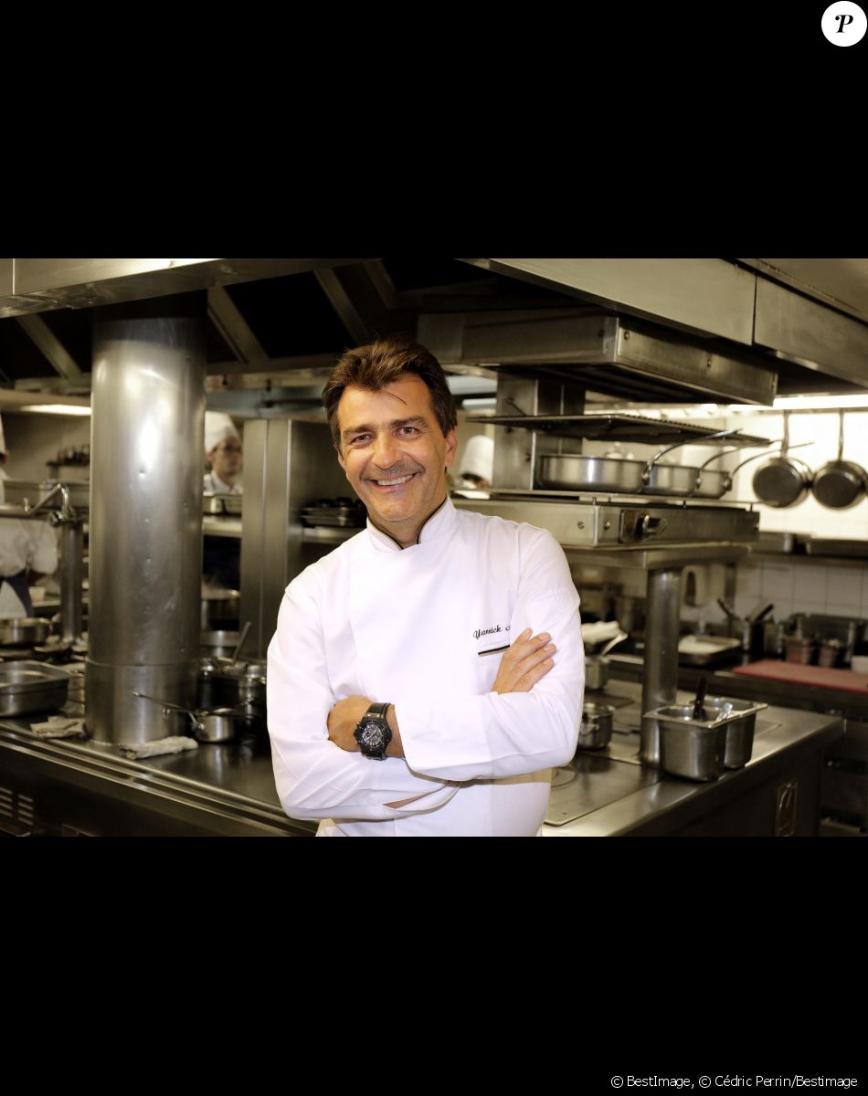 Le chef Yannick Alleno pose dans les cuisines du Pavillon Ledoyen lors de la nouvelle édition sur la gastronomie Francilienne, "Etude de marchés, les parcours de la gastronomie en île de France" à Paris le 19 septembre 2017. © Cédric Perrin/Bestimage