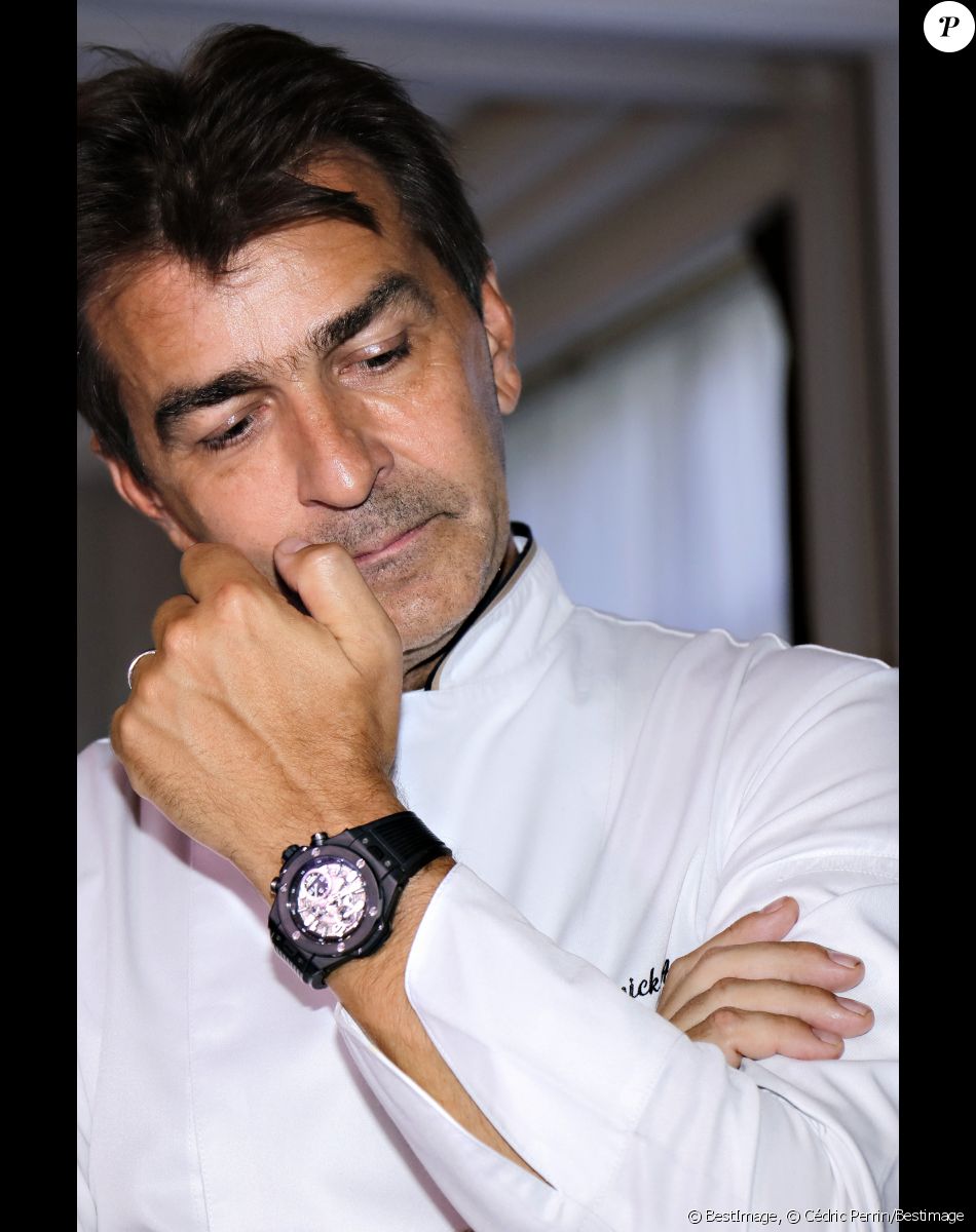 Le chef Yannick Alleno pose dans les cuisines du Pavillon Ledoyen lors de la nouvelle édition sur la gastronomie Francilienne, "Etude de marchés, les parcours de la gastronomie en île de France" à Paris le 19 septembre 2017. © Cédric Perrin/Bestimage