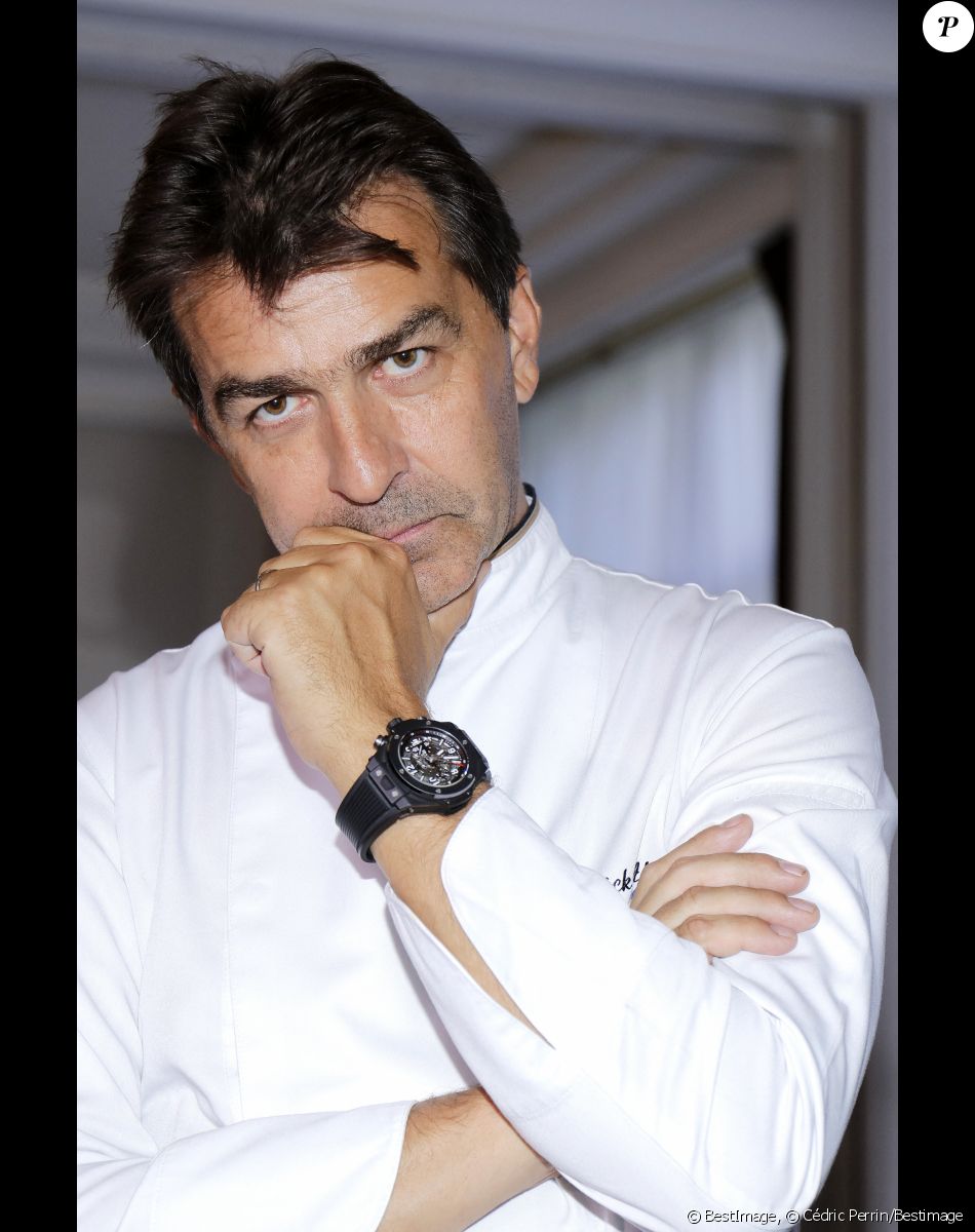 Le chef Yannick Alleno pose dans les cuisines du Pavillon Ledoyen lors de la nouvelle édition sur la gastronomie Francilienne, "Etude de marchés, les parcours de la gastronomie en île de France" à Paris le 19 septembre 2017. © Cédric Perrin/Bestimage