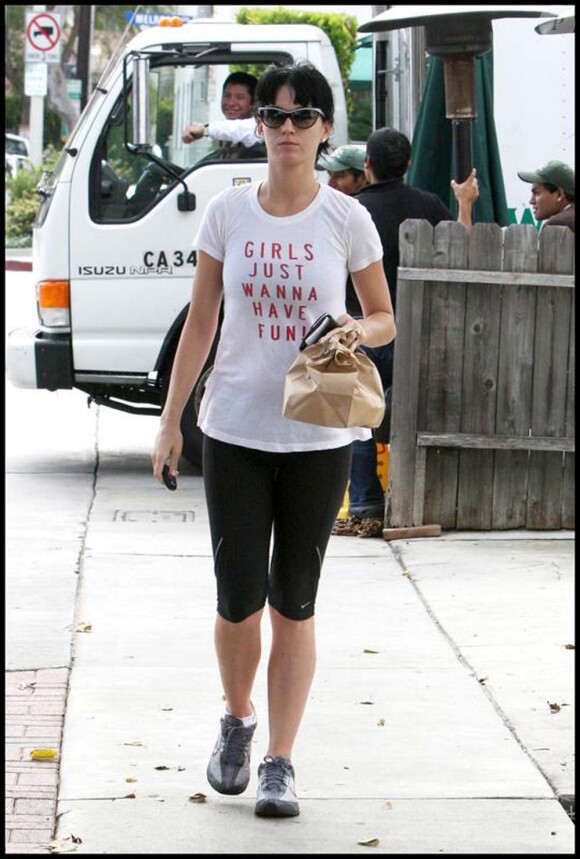 Katy Perry, vêtue d'un t-shirt à message, va se chercher un café sur West Hollywood. Sa peau n'est pas si nette qu'elle le prétend dans les pubs ProActiv.