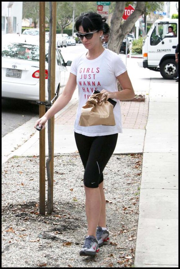 Katy Perry, vêtue d'un t-shirt à message, va se chercher un café sur West Hollywood. Sa peau n'est pas si nette qu'elle le prétend dans les pubs ProActiv.