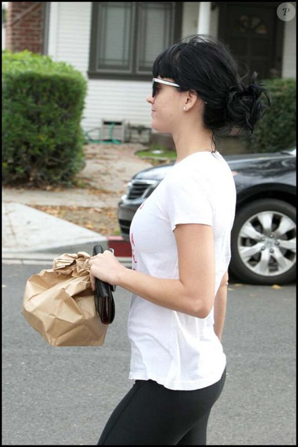 Katy Perry, vêtue d'un t-shirt à message, va se chercher un café sur West Hollywood. Sa peau n'est pas si nette qu'elle le prétend dans les pubs ProActiv.