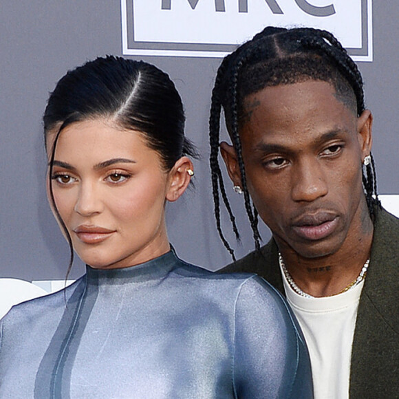 Kylie Jenner, Travis Scott au photocall de la soirée des "Billboard Music Awards 2022" à Los Angeles, le 15 mai 2022.