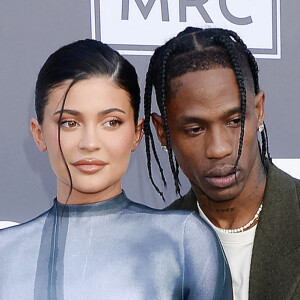 Kylie Jenner, Travis Scott au photocall de la soirée des "Billboard Music Awards 2022" à Los Angeles, le 15 mai 2022.