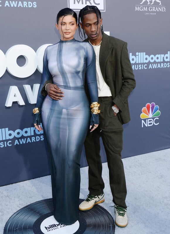 Kylie Jenner, Travis Scott au photocall de la soirée des "Billboard Music Awards 2022" à Los Angeles, le 15 mai 2022.