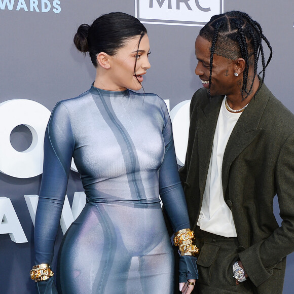 Kylie Jenner, Travis Scott au photocall de la soirée des "Billboard Music Awards 2022" à Los Angeles, le 15 mai 2022.