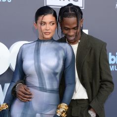Kylie Jenner, Travis Scott au photocall de la soirée des "Billboard Music Awards 2022" à Los Angeles, le 15 mai 2022.