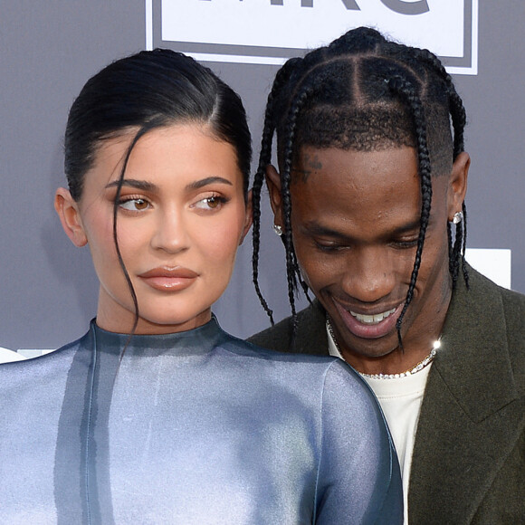 Kylie Jenner, Travis Scott au photocall de la soirée des "Billboard Music Awards 2022" à Los Angeles, le 15 mai 2022.