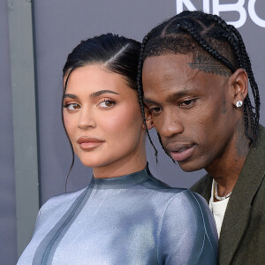 Kylie Jenner, Travis Scott au photocall de la soirée des "Billboard Music Awards 2022" à Los Angeles, le 15 mai 2022.