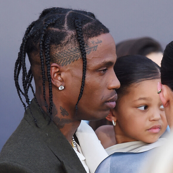 Kylie Jenner, Travis Scott et leur fille Stormi Webster au photocall de la soirée des "Billboard Music Awards 2022" à Los Angeles, le 15 mai 2022.