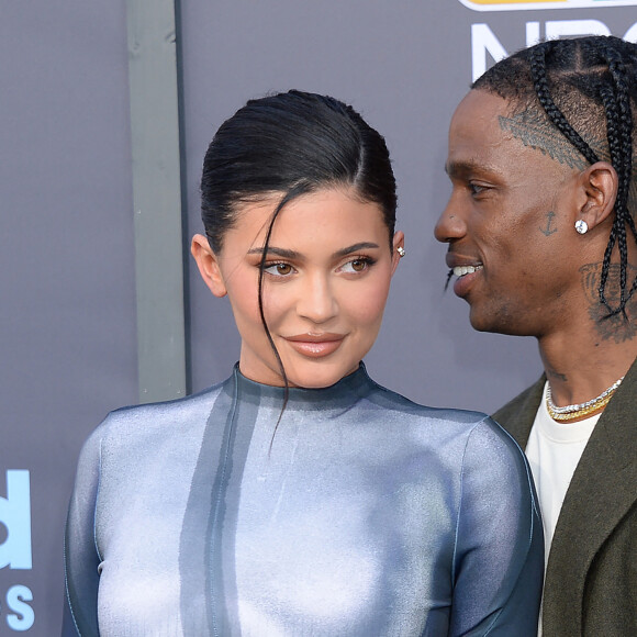 Kylie Jenner, Travis Scott au photocall de la soirée des "Billboard Music Awards 2022" à Los Angeles, le 15 mai 2022.