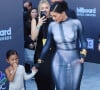 Kylie Jenner, Travis Scott et leur fille Stormi Webster au photocall de la soirée des "Billboard Music Awards" à Los Angeles.