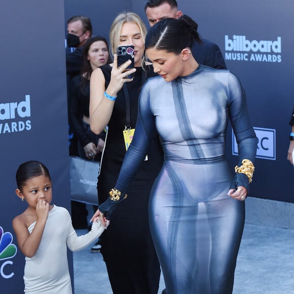 Kylie Jenner, Travis Scott et leur fille Stormi Webster au photocall de la soirée des "Billboard Music Awards" à Los Angeles.