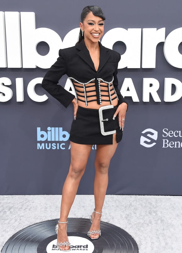 Liza Koshy au photocall de la soirée des "Billboard Music Awards 2022" à Los Angeles, le 15 mai 2022.