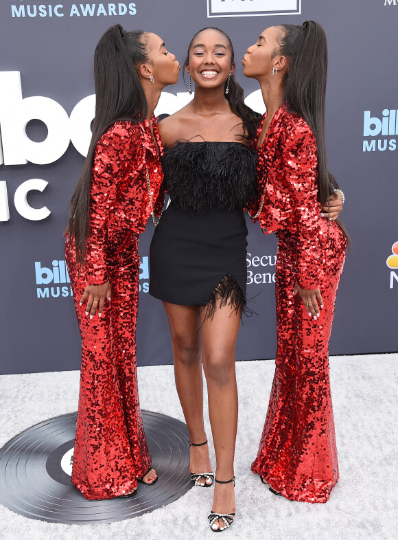 Chance Combs with Sisters Jessie James Combs et D'Lila Combs au photocall de la soirée des "Billboard Music Awards 2022" à Los Angeles, le 15 mai 2022.