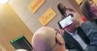 Meliana, la fille d'Hayet Abidal reçoit son diplôme.