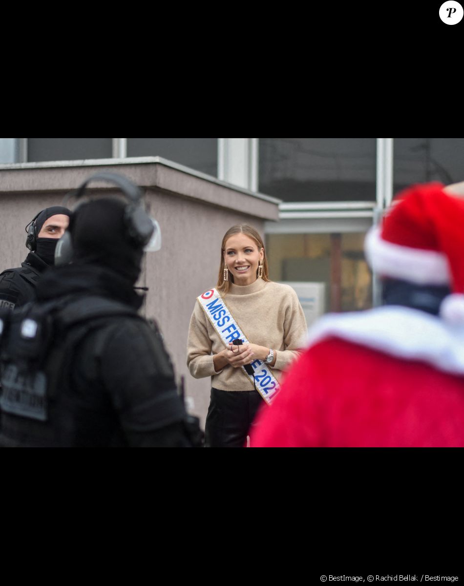 Exclusif - Amandine Petit, miss France 2021 - La Brigade d'Intervention (BI) s'associe à l'association Princesse Margot pour offrir un peu de rêve aux enfants malades de l'Institut Gustave Roussy à Villejuif le 14 décembre 2021. © Rachid Bellak / Bestimage