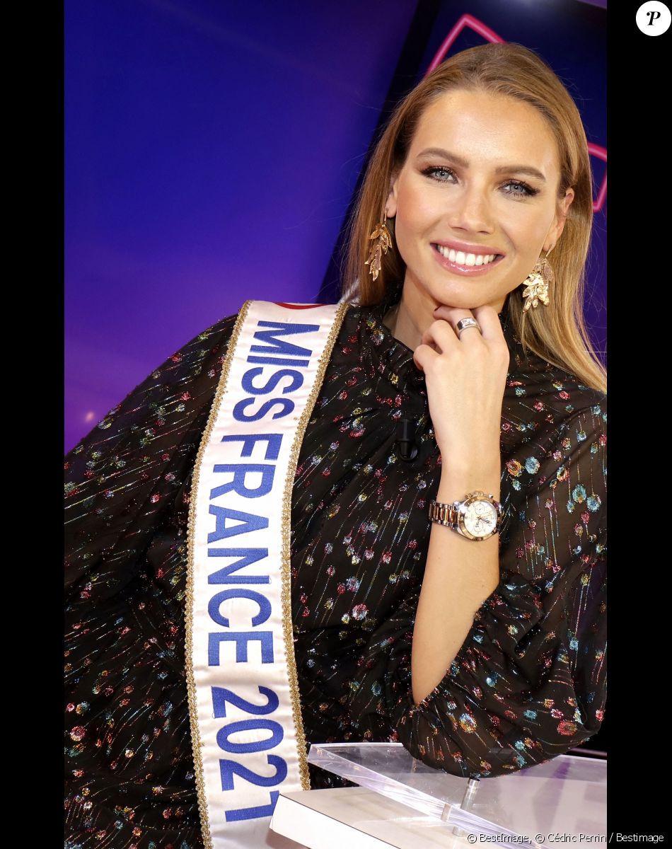 Exclusif - Rendez-vous avec Amandine Petit, miss France 2021, en marge de l'enregistrement de l'émission L'instant de Luxe à Paris le 21 octobre 2021. © Cédric Perrin / Bestimage