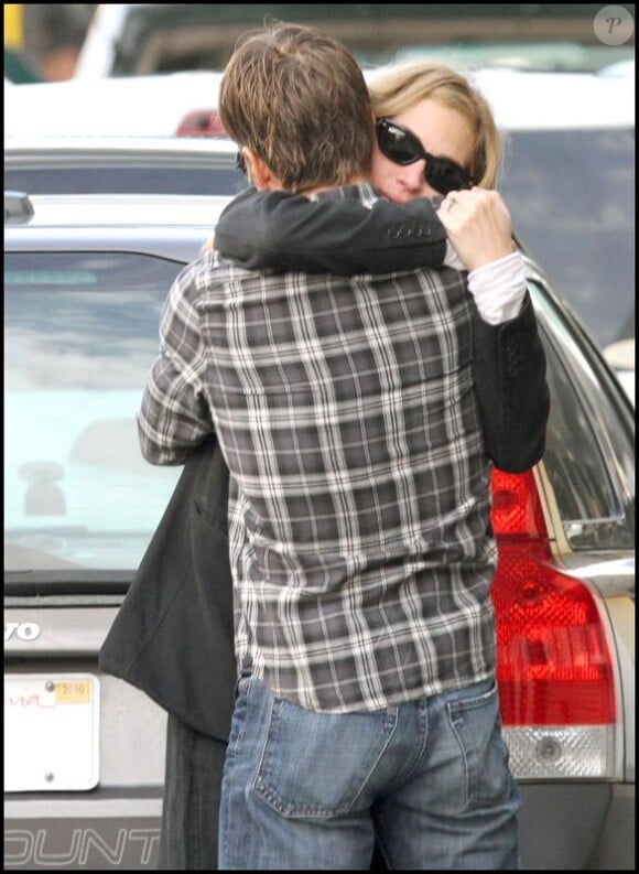 Julia Roberts et son mari Danny Moder à l'aéroport de Los Angeles