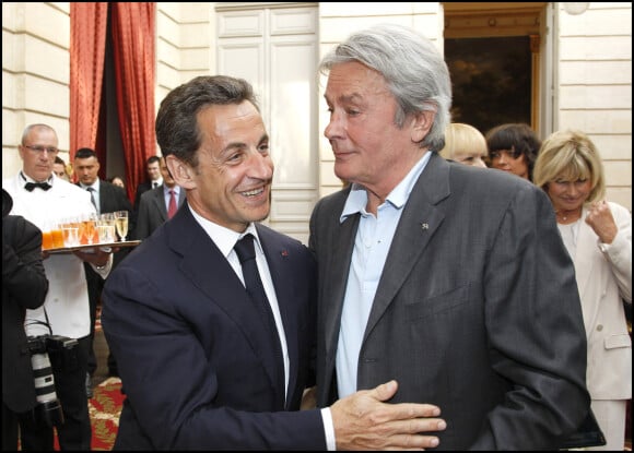 Exclusif - Nicolas Sarkozy et Alain Delon - Cérémonie de remise des insignes de Commandeur de l'ordre national du mérité à Mireille Darc à l'Elysée en 2010