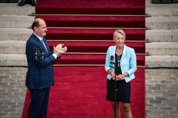 Passation de pouvoirs entre l'ancien Premier ministre français, Jean Castex et à la nouvelle Première ministre française, Elisabeth Borne à l Hôtel de Matignon à Paris, France, le 16 mai 2022