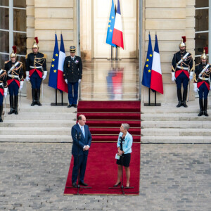 Passation de pouvoirs entre l'ancien Premier ministre français, Jean Castex et à la nouvelle Première ministre française, Elisabeth Borne à l Hôtel de Matignon à Paris, France, le 16 mai 2022