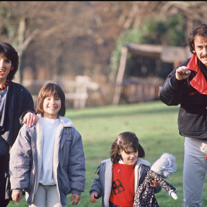 Archives - Michel Fugain avec Stéphanie, Laurette et Marie en 1983