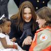 Carla Bruni accueille des petites haïtiens venus pour être adoptés (22 janvier)