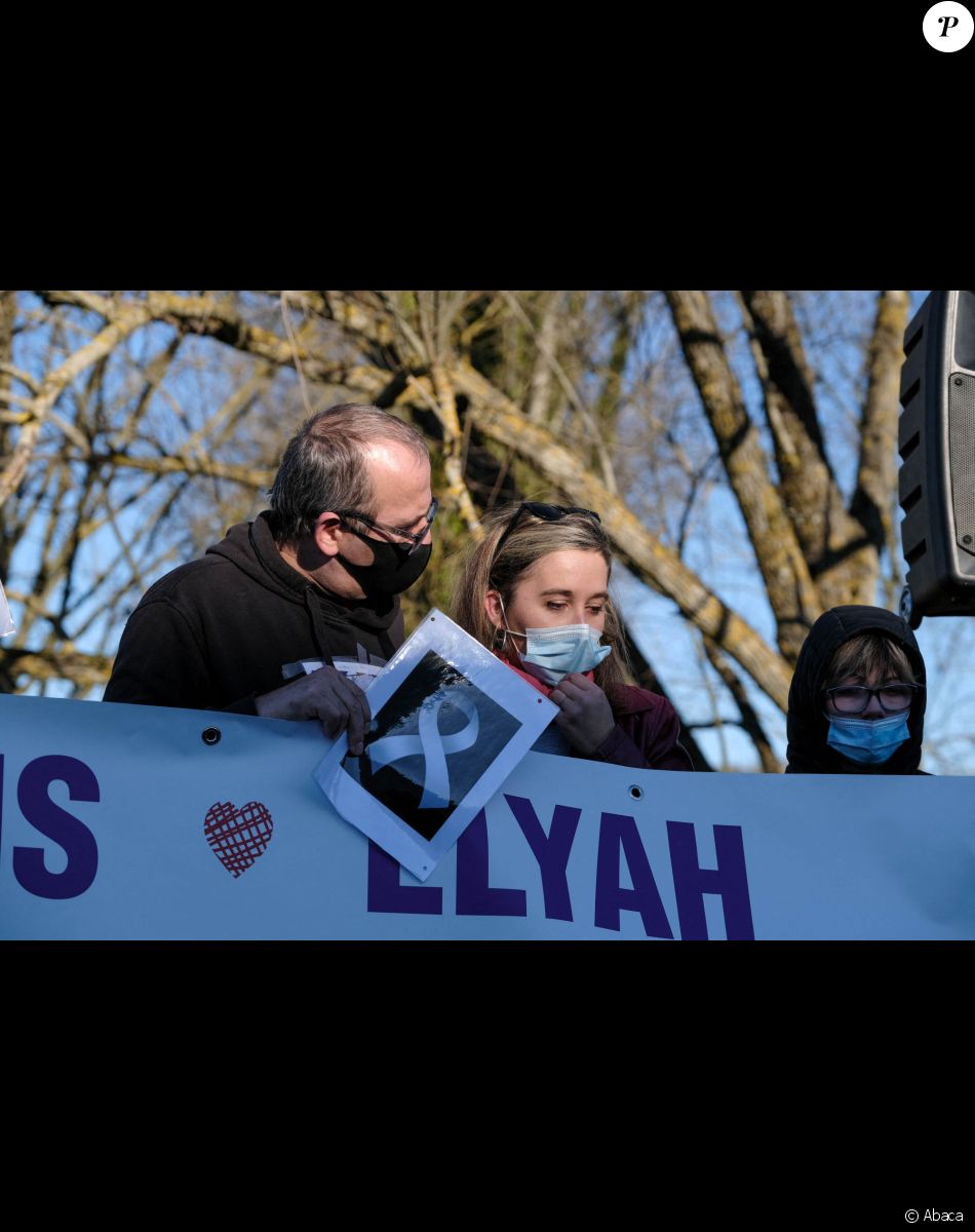 A Cagnac-les-Mines (Tarn), les proches de Delphine Jubillar lui rendent hommage le 19 décembre 2021, soit un an après sa disparition