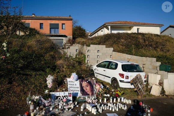 A Cagnac-les-Mines (Tarn), les proches de Delphine Jubillar lui rendent hommage le 19 décembre 2021, soit un an après sa disparition