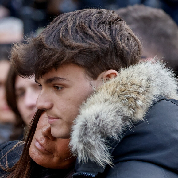 Nathalie Marquay et son fils Tom - La famille de Jean-Pierre Pernaut à la sortie des obsèques en la Basilique Sainte-Clotilde à Paris. © Cyril Moreau/Bestimage
