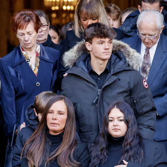 Nathalie Marquay et ses enfants Lou et Tom - La famille de Jean-Pierre Pernaut à la sortie des obsèques en la Basilique Sainte-Clotilde à Paris le 9 mars 2022. © Cyril Moreau/Bestimage