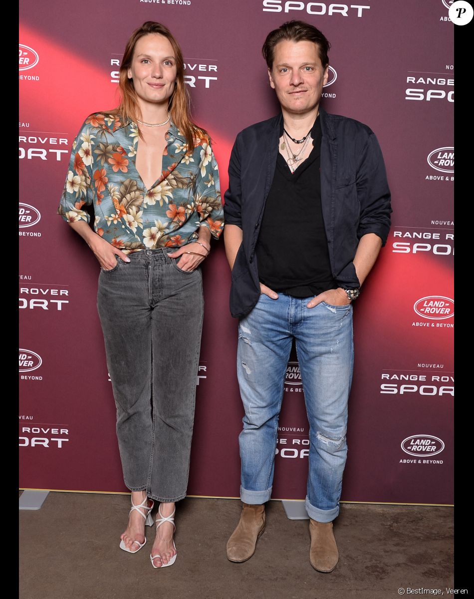 Ana Girardot et Bénabar - Phototocall de la présentation du nouveau Range Rover Sport à Paris le 19 mai 2022. © Veeren/Bestimage