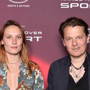 Ana Girardot et Bénabar - Phototocall de la présentation du nouveau Range Rover Sport à Paris le 19 mai 2022. © Veeren/Bestimage 
