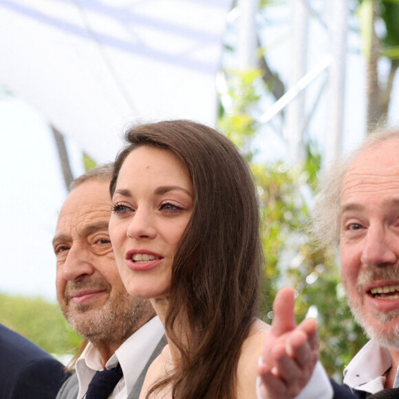 Benjamin Siksou, Cosmina Stratan, Patrick Timsit, Marion Cotillard, Arnaud Desplechin, Melvil Poupaud, Francis Leplay au photocall de "Brother And Sister (frère et soeur)" lors du 75ème Festival International du Film de Cannes, le 21 mai 2022. © Dominique Jacovides/Bestimage 