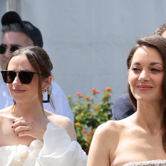 Marion Cotillard au photocall de "Brother And Sister (frère et soeur)" lors du 75ème Festival International du Film de Cannes, le 21 mai 2022. © Dominique Jacovides/Bestimage 
