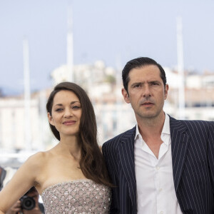 Marion Cotillard et Melvil Poupaud au photocall de "Brother And Sister (frère et soeur)" lors du 75ème Festival International du Film de Cannes, le 21 mai 2022. © Cyril Moreau/Bestimage 