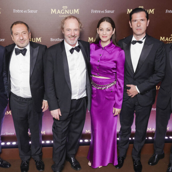 Francis Leplay, Patrick Timsit, Arnaud Desplechin, Marion Cotillard, Melvil Poupaud, Benjamin Siksou - Soirée du film "Frère et Soeur" à la plage Magnum en marge du 75ème Festival International du Film de Cannes le 20 mai 2022. © Jack Tribeca / Bestimage 