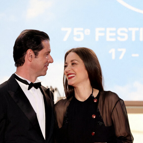 Melvil Poupaud, Marion Cotillard - Montée des marches du film " Frère et Soeur " lors du 75ème Festival International du Film de Cannes. Le 20 mai 2022 © Dominique Jacovides / Bestimage 