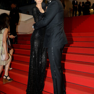 Samuel Le Bihan smoking Maison Jacob et chaussé Berluti et sa compagne Stefania Cristian - Montée des marches du film "R.M.N." lors du 75ème Festival International du Film de Cannes, le 21 mai 2022. © Dominique Jacovides / Bestimage 