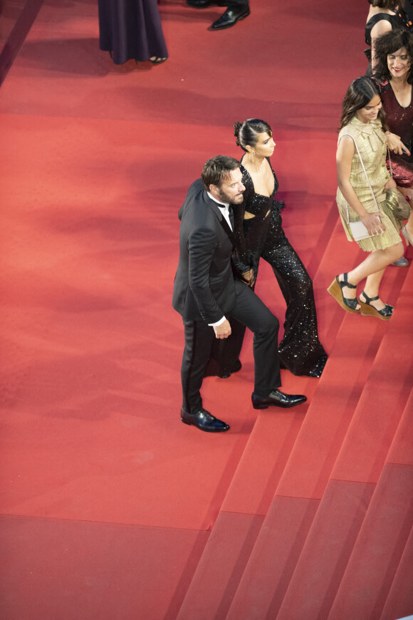 Samuel Le Bihan smoking Maison Jacob et chaussé Berluti et sa compagne Stefania Cristian - Montée des marches du film "R.M.N." lors du 75ème Festival International du Film de Cannes, le 21 mai 2022. © Pool/ Bestimage 