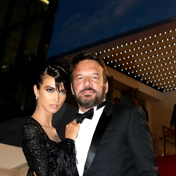Samuel Le Bihan smoking Maison Jacob et chaussé Berluti et sa compagne Stefania Cristian - Montée des marches du film "R.M.N." lors du 75ème Festival International du Film de Cannes, le 21 mai 2022. © Dominique Jacovides / Bestimage 