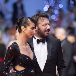 Samuel Le Bihan smoking Maison Jacob et chaussé Berluti et sa compagne Stefania Cristian - Montée des marches du film "R.M.N." lors du 75ème Festival International du Film de Cannes, le 21 mai 2022. © Cyril Moreau / Bestimage 