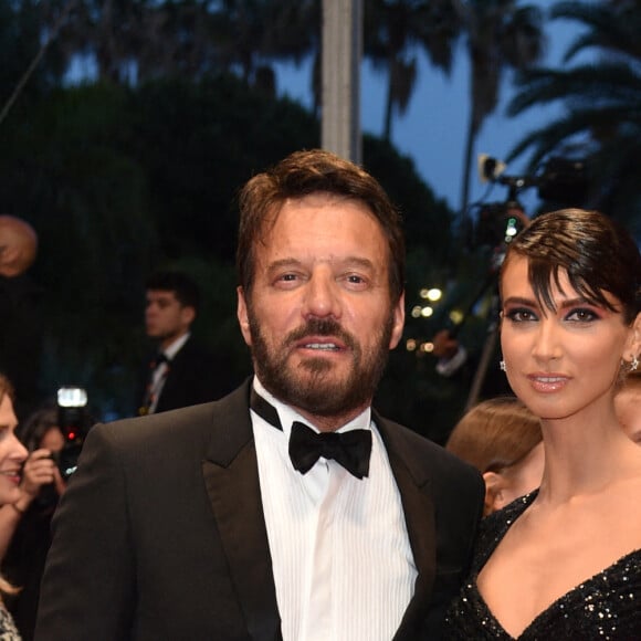 Samuel Le Bihan smoking Maison Jacob et chaussé Berluti et sa compagne Stefania Cristian - Montée des marches du film "R.M.N." lors du 75ème Festival International du Film de Cannes, le 21 mai 2022. © Giancarlo Gorassini / Bestimage 