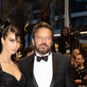 Samuel Le Bihan smoking Maison Jacob et chaussé Berluti et sa compagne Stefania Cristian - Montée des marches du film "R.M.N." lors du 75ème Festival International du Film de Cannes, le 21 mai 2022. © Cyril Moreau / Bestimage 
