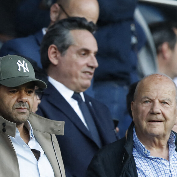 Jamel Debbouze avec son fils Léon, Marc Ladreit de Lacharrière - Football : Match Ligue 1 Uber Eats PSG Vs Metz (5-0) au parc des princes à Paris le 21 mai 2022. © Michael Baucher/Panoramic/Bestimage