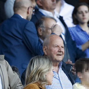 Jamel Debbouze avec son fils Léon, Anne Marivin avec son fils Léonard, Marc Ladreit de Lacharrière, dans les tribunes lors du match de Ligue 1 "PSG - Metz (5-0)" au Parc des Princes, le 21 mai 2022.