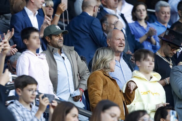 Jamel Debbouze avec son fils Léon, Anne Marivin avec son fils Léonard, Marc Ladreit de Lacharrière, dans les tribunes lors du match de Ligue 1 "PSG - Metz (5-0)" au Parc des Princes, le 21 mai 2022.