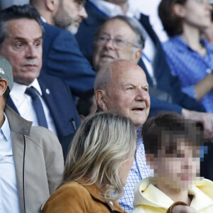 Jamel Debbouze avec son fils Léon, Anne Marivin avec son fils Léonard, Marc Ladreit de Lacharrière, dans les tribunes lors du match de Ligue 1 "PSG - Metz (5-0)" au Parc des Princes, le 21 mai 2022.