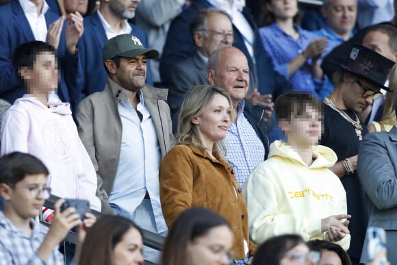 Jamel Debbouze avec son fils Léon, Anne Marivin avec son fils Léonard, Marc Ladreit de Lacharrière, dans les tribunes lors du match de Ligue 1 "PSG - Metz" au Parc des Princes.